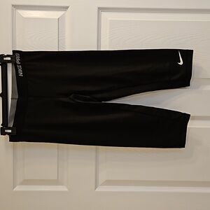 Nike Pro women's dry fit cropped pants